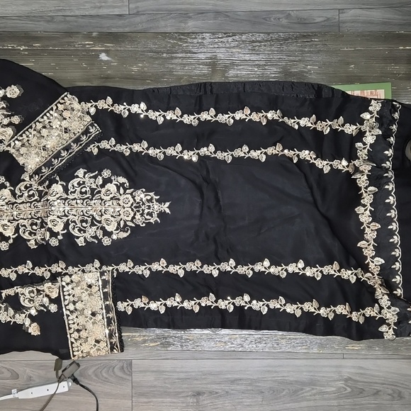 Pakistani 3 piece suit - Picture 8 of 8